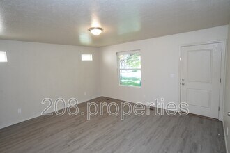201 W Lava Falls Dr in Meridian, ID - Building Photo - Building Photo