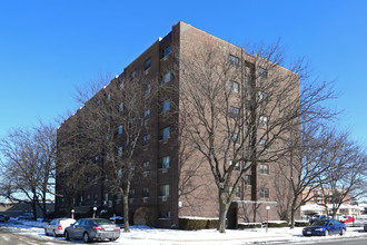 Cumberland Apartments in Chicago, IL - Building Photo - Building Photo