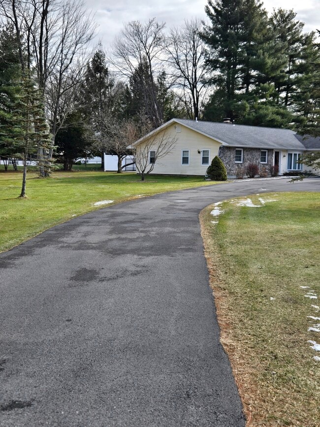 7 Bedford Dr, Unit Apt. 1 in Latham, NY - Building Photo - Building Photo