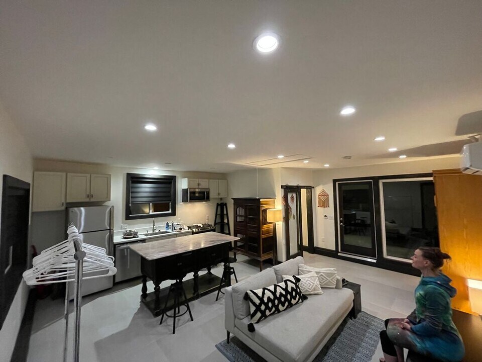 7713 Owensmouth Ave in Los Angeles, CA - Building Photo
