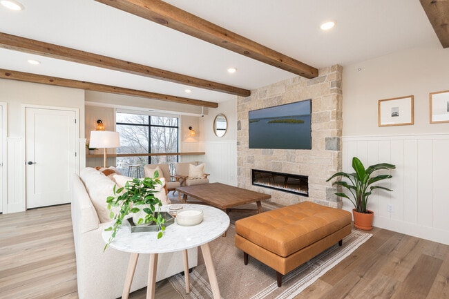 The Uptown Apartments in Waconia, MN - Foto de edificio - Building Photo