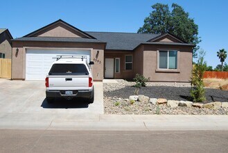 4393 Paulson Ln in Redding, CA - Foto de edificio - Building Photo