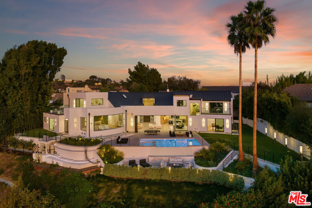 903 Linda Flora Dr in Los Angeles, CA - Building Photo