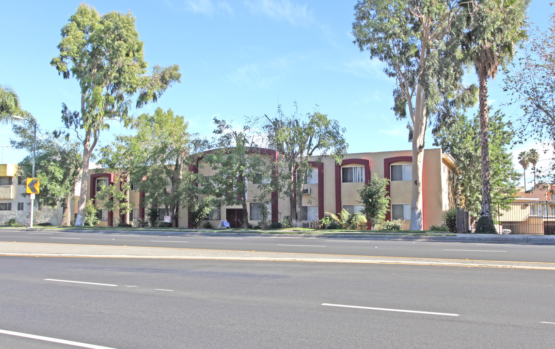 Topanga Canyon Villas in Canoga Park, CA - Building Photo