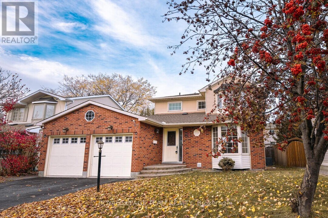 27 Rockcress Gardens in Ottawa, ON - Building Photo