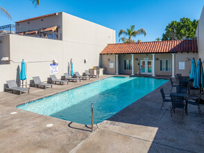 Valencia in Phoenix, AZ - Foto de edificio - Building Photo