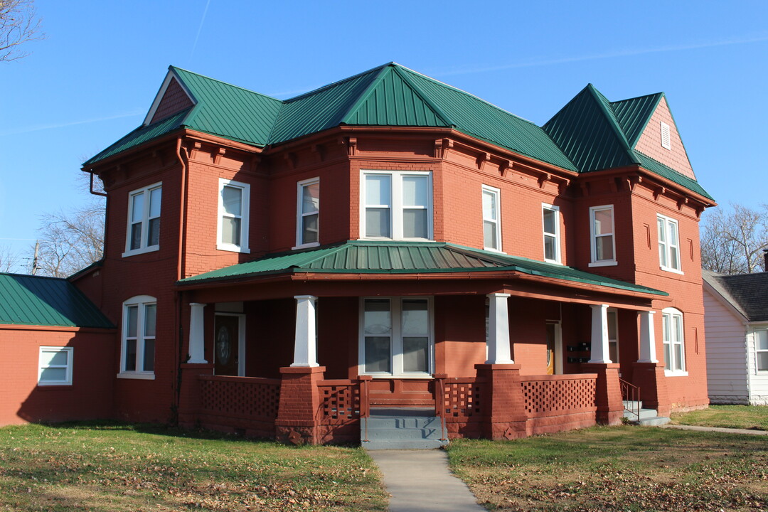 100 S Sturgeon St in Montgomery City, MO - Building Photo