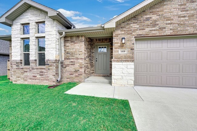 1410 Emmerson St in Centerton, AR - Building Photo - Building Photo