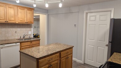 14 Rocket St, Unit Apt B in Westerly, RI - Building Photo - Building Photo