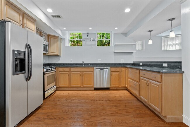 15 Strathmore Rd, Unit A in Brookline, MA - Foto de edificio - Building Photo