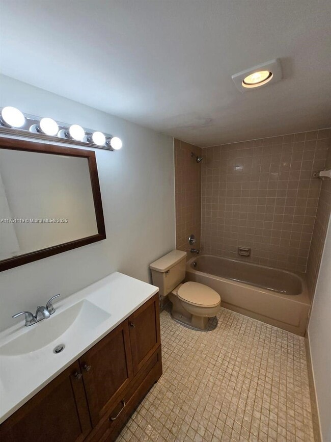401 SE 3rd St, Unit 106 in Dania Beach, FL - Foto de edificio - Building Photo