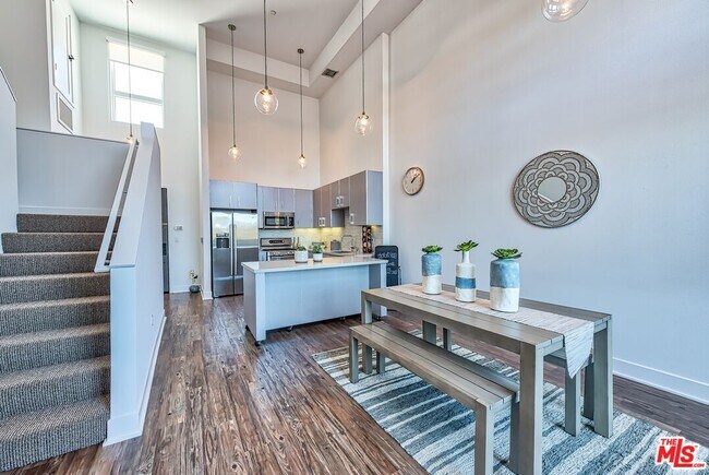 1168 S Barrington Ave in Los Angeles, CA - Building Photo - Building Photo