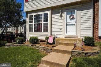 6116 Kendra Way in Centreville, VA - Foto de edificio - Building Photo