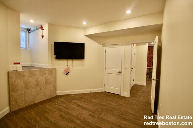 1614 Beacon St in Brookline, MA - Foto de edificio - Building Photo