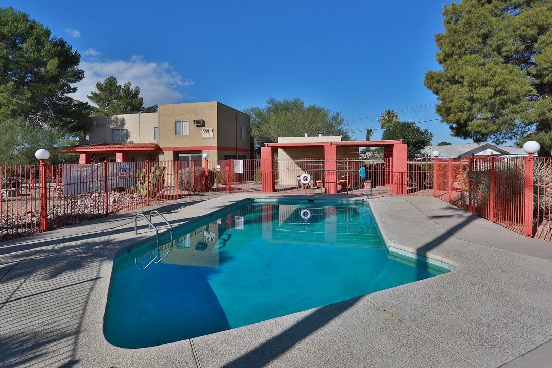 Sunset Vista Apartments in Tucson, AZ - Building Photo