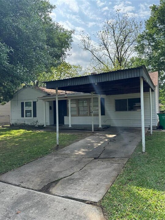 1003 Largo St in Baytown, TX - Building Photo