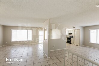 14016 N 33rd Dr in Phoenix, AZ - Foto de edificio - Building Photo