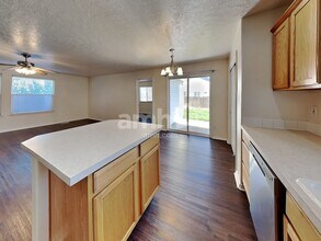 3342 W Wave Dr in Meridian, ID - Foto de edificio - Building Photo