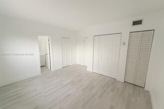 1280 W 54th St, Unit 322B in Hialeah, FL - Building Photo - Building Photo