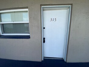 3100 Harbor Blvd, Unit 3100 Harbor Blvd Unit 315 in Port Charlotte, FL - Building Photo - Building Photo