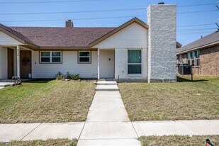 2734 Sherry St in Arlington, TX - Building Photo