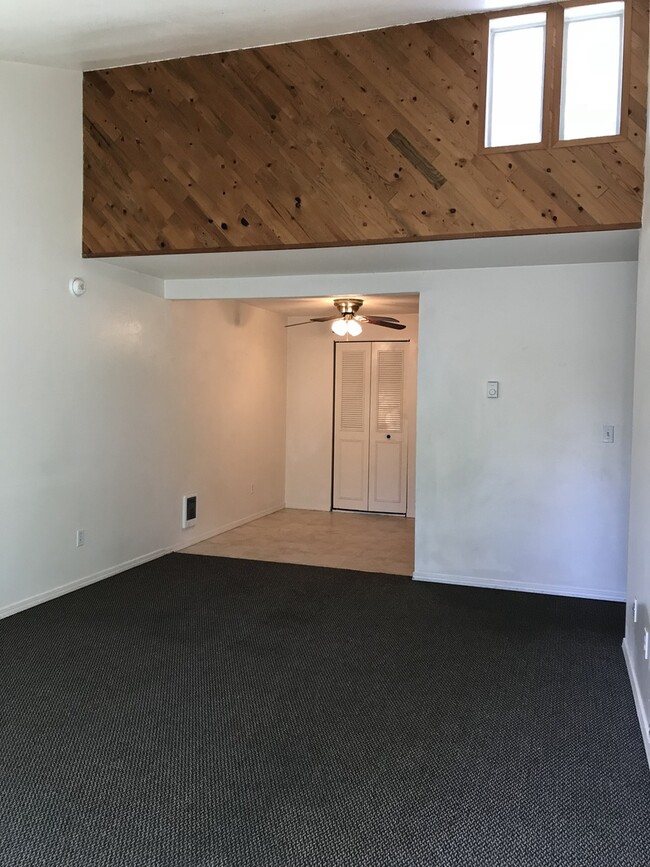 1700 NE Wells Acres Rd in Bend, OR - Building Photo - Building Photo