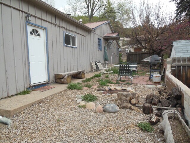 955 East 6th Avenue, Unit B in Durango, CO - Foto de edificio - Building Photo