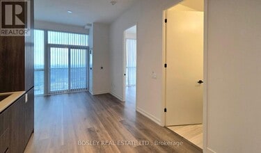 8 Interchange Wy in Vaughan, ON - Building Photo - Building Photo