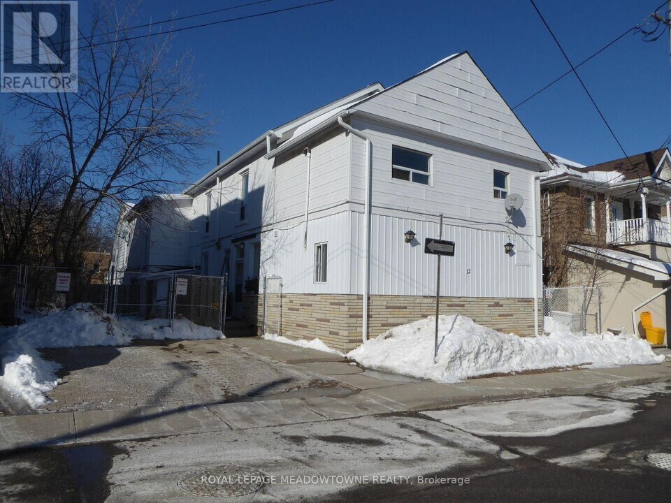 12 Wesleyan St in Halton Hills, ON - Building Photo