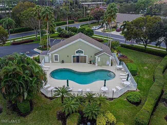 5595 Greenwood Cir in Naples, FL - Foto de edificio - Building Photo