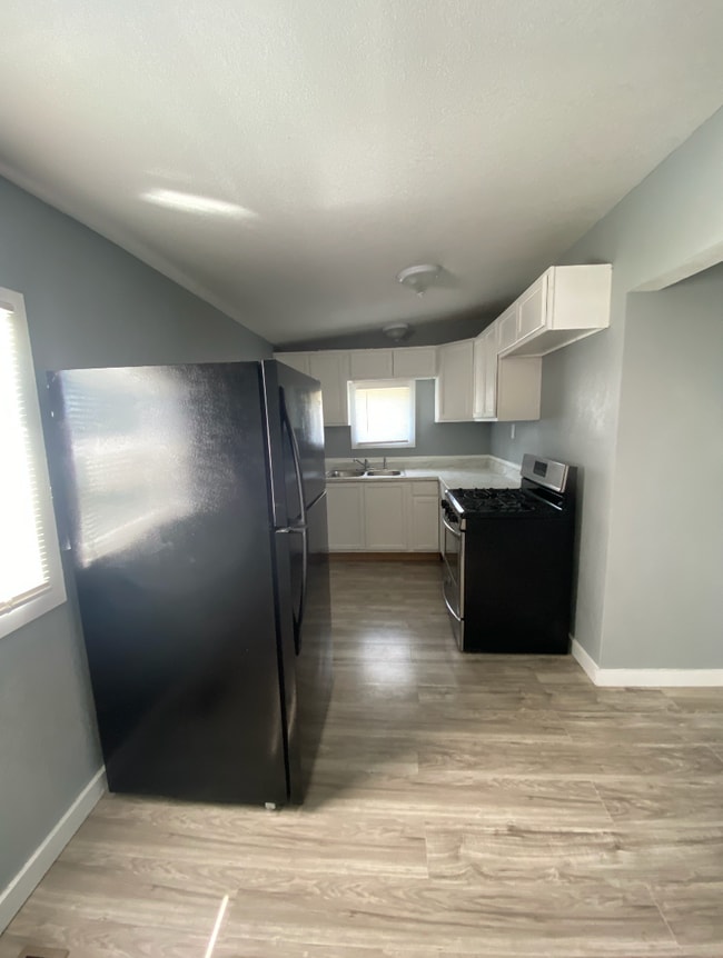 property at 407 W 6th Ave