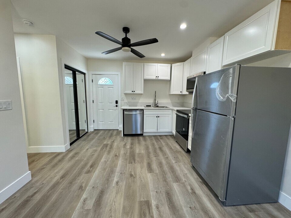 10882 New Salem Cove in San Diego, CA - Building Photo