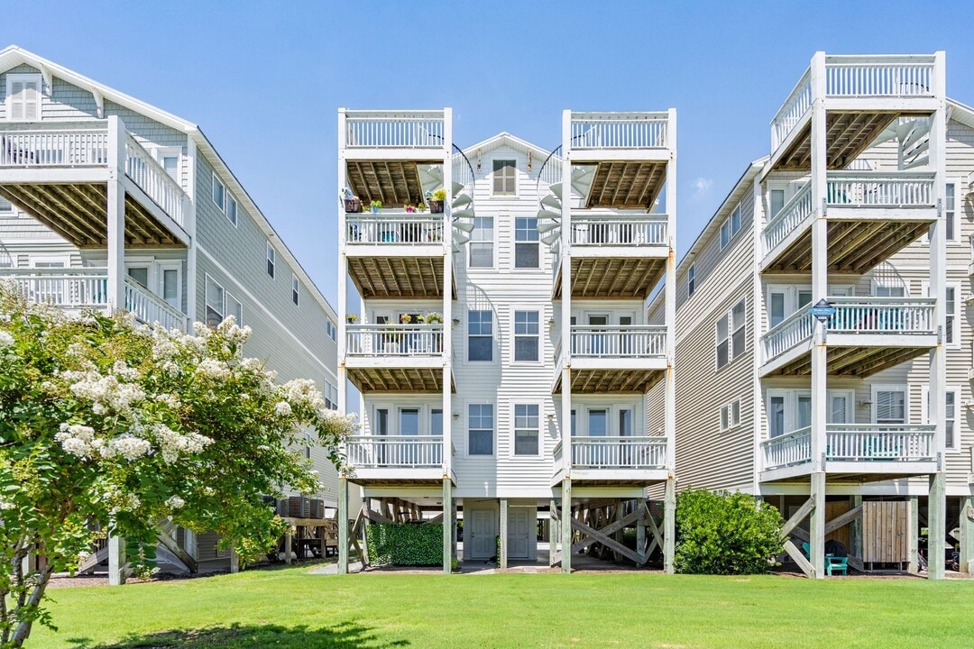 108A Egret Landing Ct in Surf City, NC - Building Photo