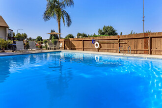 Norwest Apartments in Bakersfield, CA - Foto de edificio - Building Photo