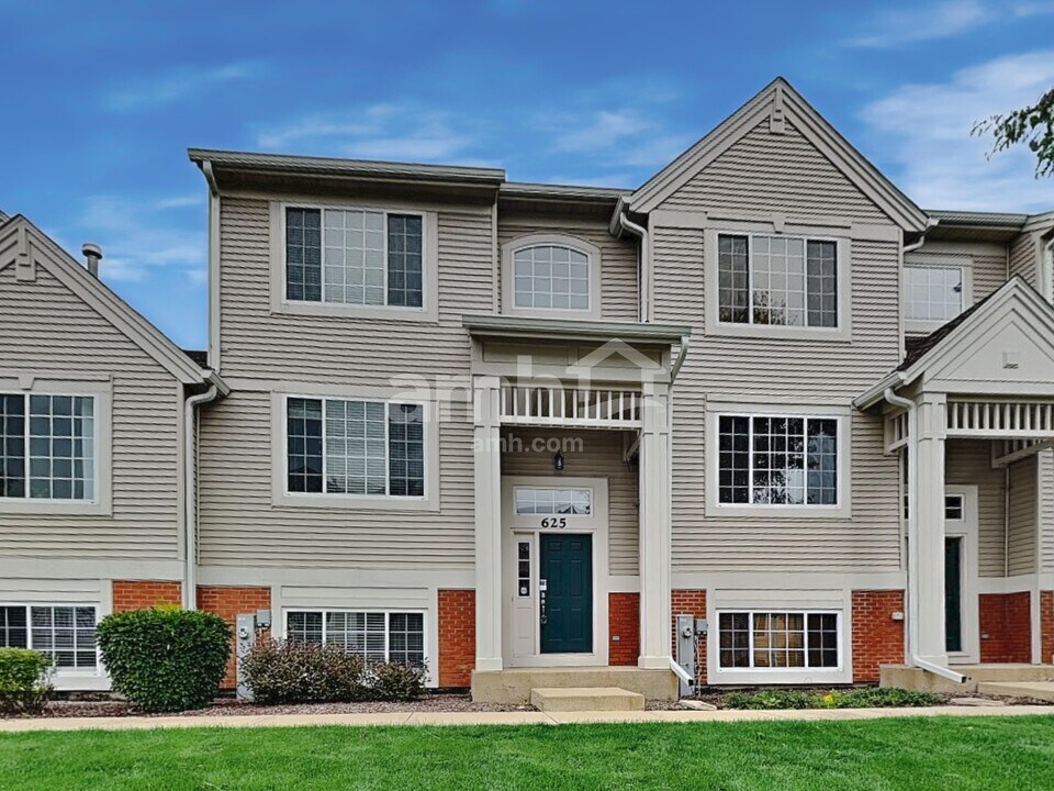 625 Cary Woods Cir in Cary, IL - Building Photo
