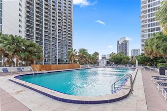 1717 N Bayshore Dr, Unit 2655 in Miami, FL - Foto de edificio - Building Photo