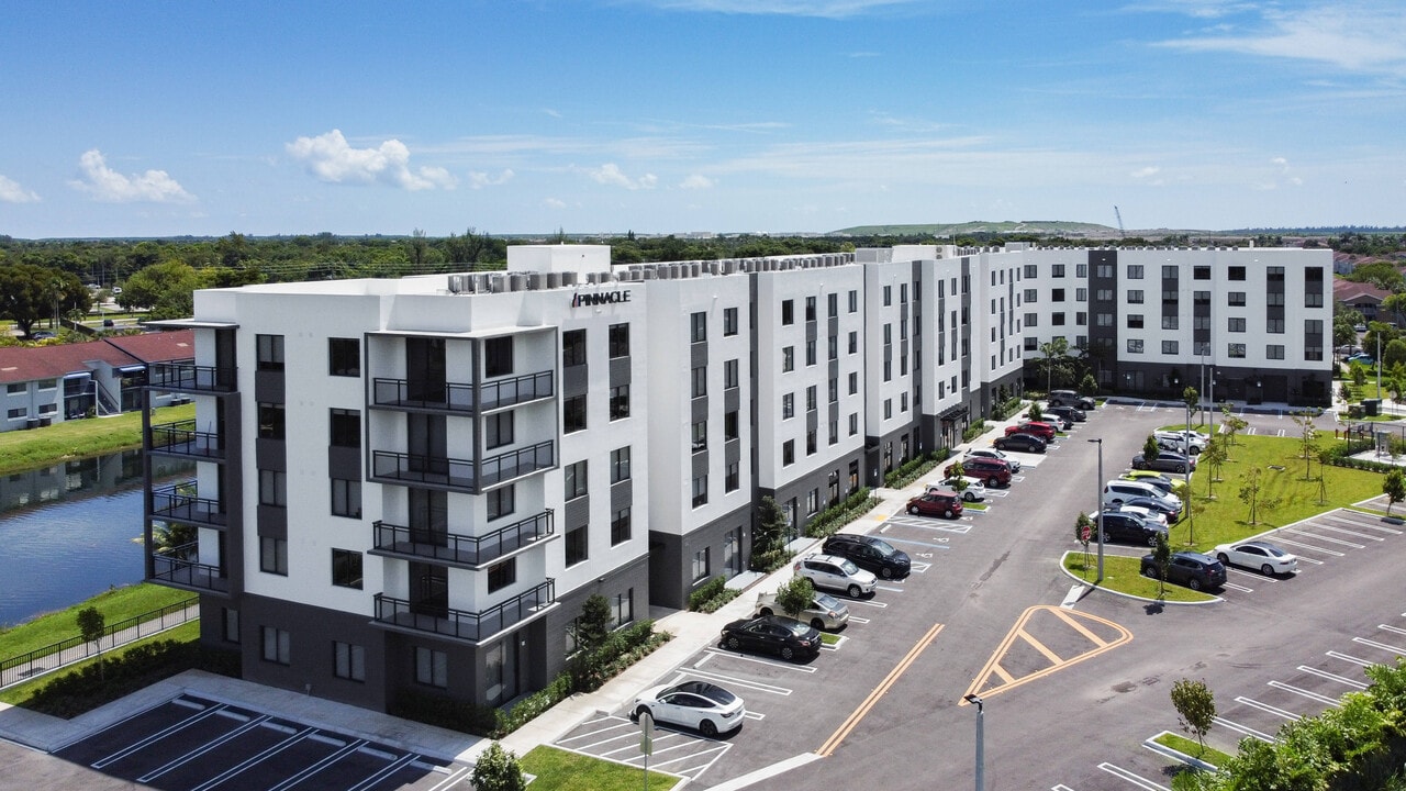 Old Cutler Village Phase 2 in Cutler Bay, FL - Foto de edificio
