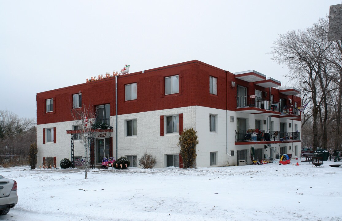 2410 Maple Ave in Anoka, MN - Foto de edificio