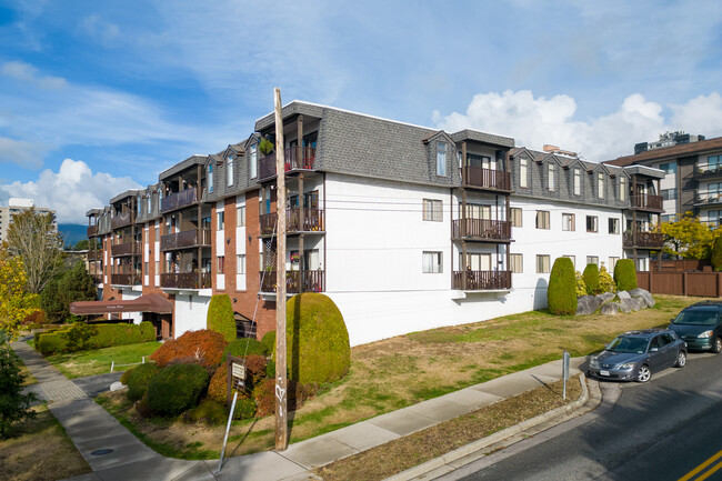 170 4th St in North Vancouver, BC - Building Photo - Building Photo