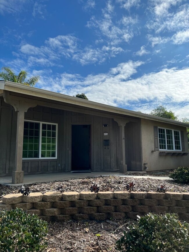 153 Las Flores Dr in Chula Vista, CA - Building Photo - Building Photo