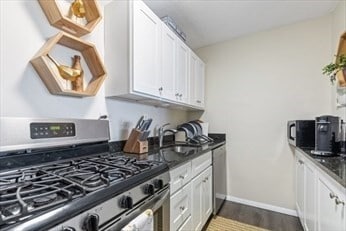 property at 9 Hawthorne Pl