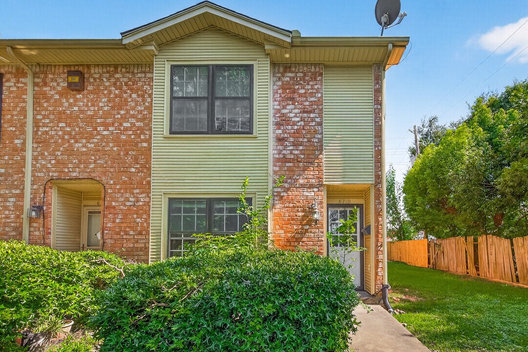 6710 Biggs Ct in Houston, TX - Foto de edificio