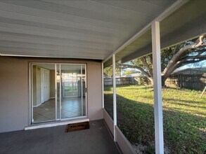 7539 Marechal Ave in Port Richey, FL - Foto de edificio - Building Photo