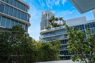 61 Collins Ave in Miami Beach, FL - Building Photo - Building Photo
