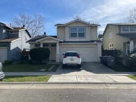 2266 Halsey Cir in Davis, CA - Building Photo