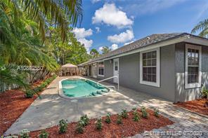 1084 Raintree Ln in Wellington, FL - Building Photo