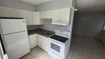 16951 NE 18th Ave in North Miami Beach, FL - Building Photo
