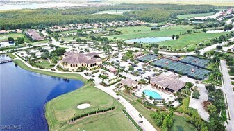 10572 Smoke House Bay Dr in Naples, FL - Building Photo