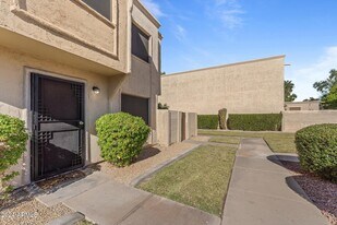 8111 E Glenrosa Ave in Scottsdale, AZ - Building Photo
