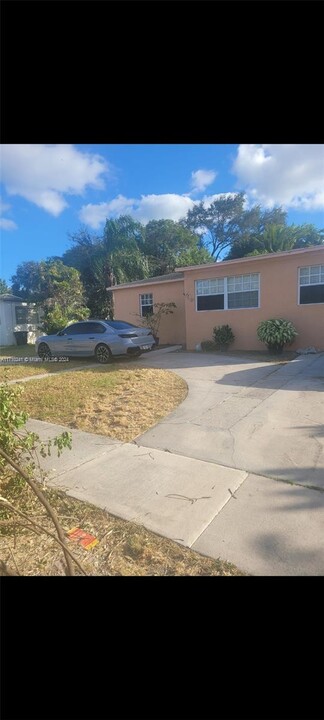 1520 NE 142nd St in North Miami, FL - Building Photo